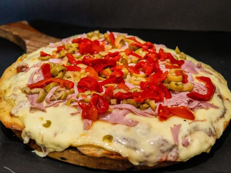 Pizzeta con Muzzarella + 3 Gustos